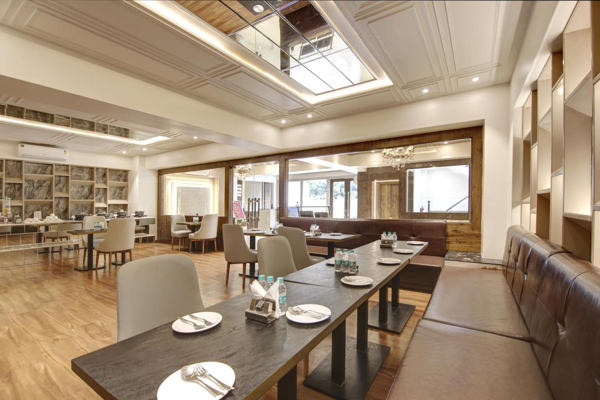 Marks Hotel & Banquet نويدا المظهر الخارجي الصورة