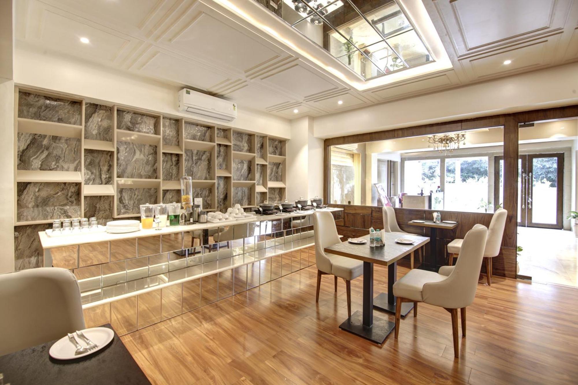 Marks Hotel & Banquet نويدا المظهر الخارجي الصورة