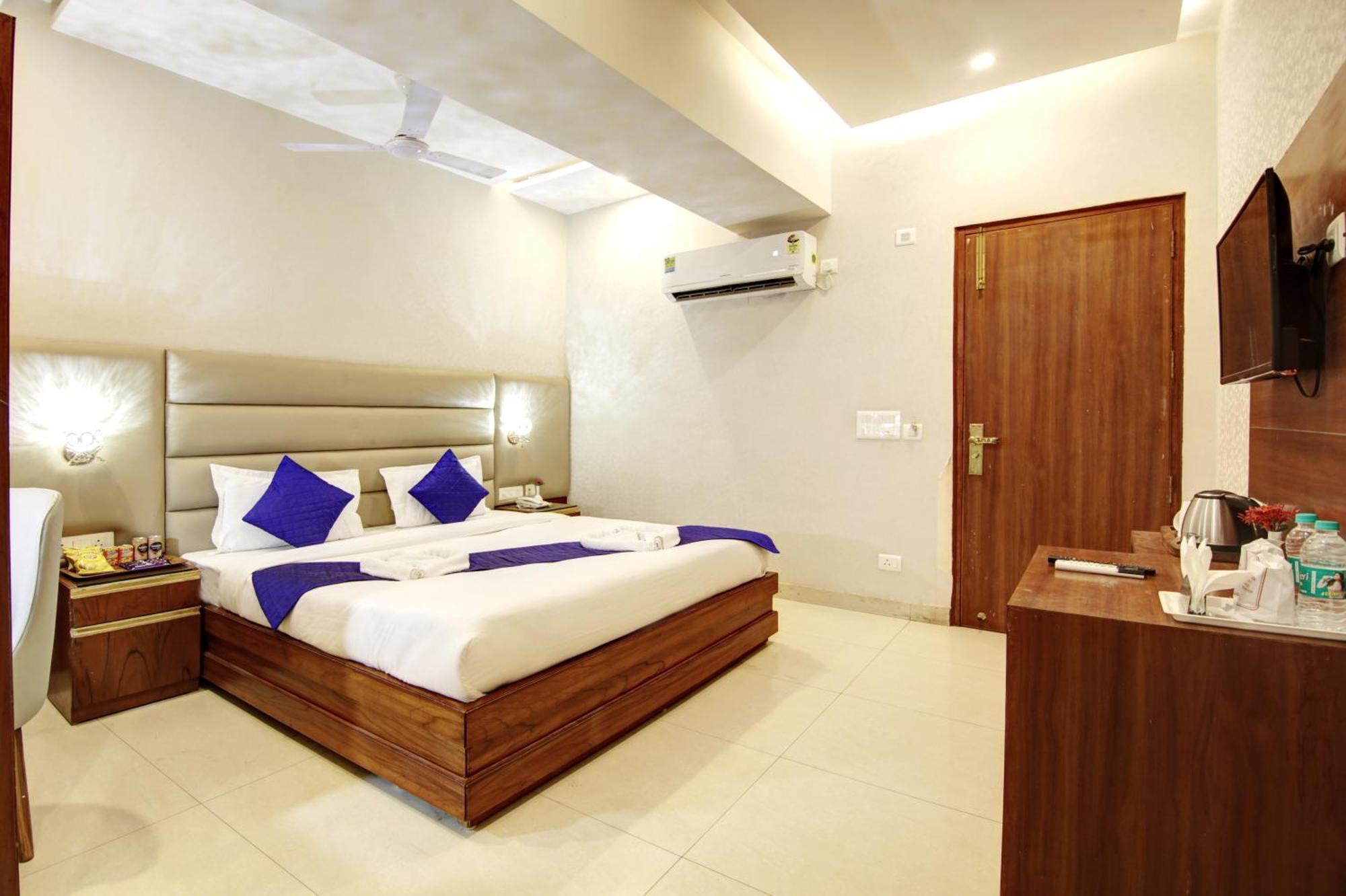Marks Hotel & Banquet نويدا المظهر الخارجي الصورة