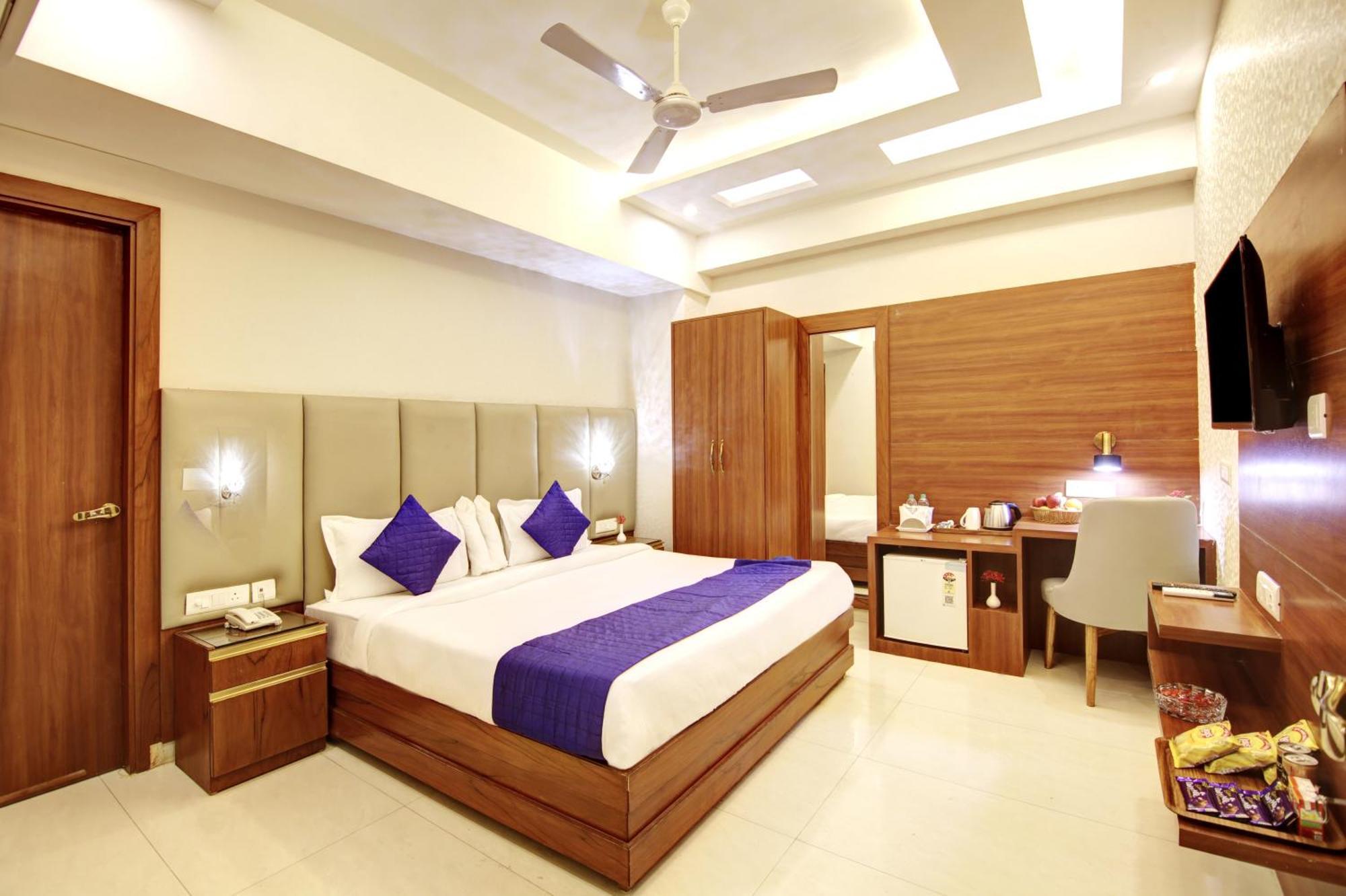 Marks Hotel & Banquet نويدا المظهر الخارجي الصورة
